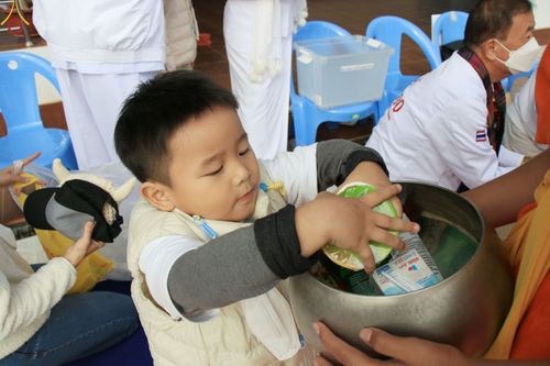 ภาพ No.68564:พิธีเจริญพระพุทธมนต์และตักบาตรพระ ๑,๐๐๐ รูป บำเพ็ญกุศลเพื่อถวายพระพรชัยแด่ สมเด็จพระเจ้าลูกเธอเจ้าฟ้าพัชรกิติยาภา นเรนทิราเทพยวดี กรมหลวงราชสาริณีสิริพัชร มหาวัชรราชธิดา และ ฉลองเมืองลำปาง ๑,๓๔๒ ปี วันศุกร์ที่ ๓๐ ธันวาคม พ.ศ.๒๕๖๕ ณ ศูนย์ปฏิบัติธรรมลำปาง 