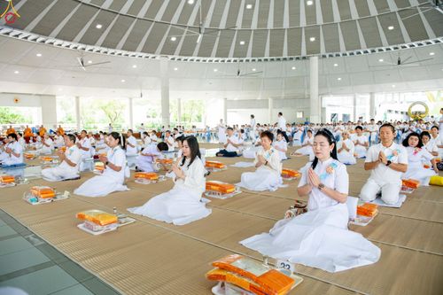 ภาพ No.328808:วันเสาร์ที่ 16 พฤษภาคม พ.ศ.2569 พิธีบุพเปตพลี ครั้งที่ 183 ร่วมอุทิศบุญแด่หมู่ญาติที่ล่วงลับไปแล้ว และสืบทอดอายุพระพุทธศาสนา ณ หอฉันคุณยายอาจารย์ฯ  วัดพระธรรมกาย