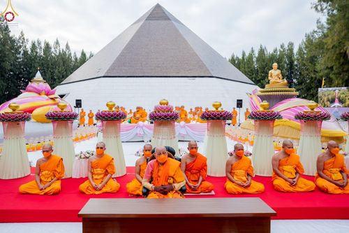ภาพ No.69452:พิธีจุดประทีปถวายเป็นพุทธบูชา และบูชาธรรมมหาปูชนียาจารย์ ในโครงการธรรมยาตรากตัญญูบูชา มหาปูชนียาจารย์ พระมงคลเทพมุนี(สด จนฺทสโร) พระผู้ปราบมาร ปีที่ 11 ณ อนุสรณ์สถานมหาวิหารพระมงคลเทพมุนี อ.สองพี่น้อง จ.สุพรรณบุรี