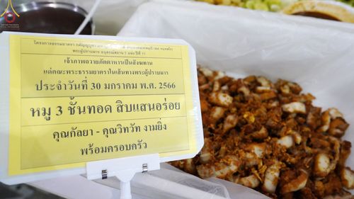 ภาพ No.75031:พิธีถวายภัตตาหารเป็นสังฆทาน แด่คณะพระธรรมยาตราฯ ในโครงการธรรมยาตรากตัญญูบูชา มหาปูชนียาจารย์ พระมงคลเทพมุนี(สด จนฺทสโร) พระผู้ปราบมาร อนุสรณ์สถาน 7 แห่ง ปีที่ 11 วันที่ 30 มกราคม พ.ศ. 2566