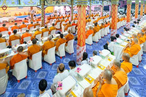 ภาพ No.73721:พิธีเจริญพระพุทธมนต์ ปฏิบัติธรรม มอบทุนการศึกษา ถวายสังฆทาน 106 วัด เพื่อถวายเป็นพุทธบูชา และขับเคลื่อนโครงการหมู่บ้านรักษาศีล 5  โดยคณะสงฆ์จังหวัดนนทบุรี คณะศิษยานุศิษย์วัดพระธรรมกาย โครงการธรรมยาตราฯ ปีที่ 11 ณ วัดตะเคียน อ.บางกรวย จ.นนทบุรี วันที่ 21 