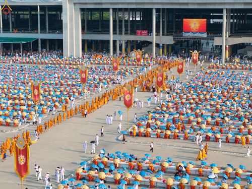 ภาพ No.324442:วันที่ 22 เมษายน พ.ศ.2569 (วันคุ้มครองโลก) งานถวายมหาสังฆทาน 40,000 กว่าวัดทั่วประเทศ บรรยากาศพระสังฆาธิการและสาธุชน  เดินทางเข้าลานธรรม วัดพระธรรมกาย