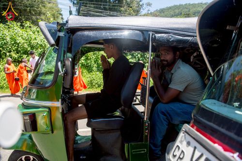 ภาพ No.225641:วันที่ 5 พฤษภาคม พ.ศ. 2568 พิธีบิณฑบาตรอบเมืองนูวราอิลิย่า ฉลองเทศกาลวิสาขบูชา แห่งชาติประเทศศรีลังกา