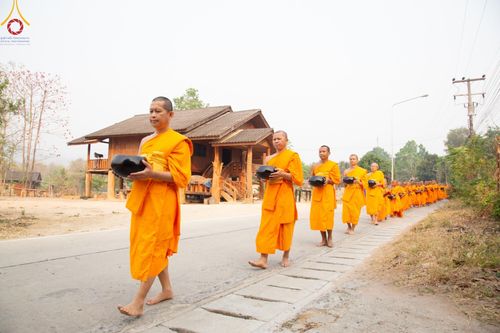 ภาพ No.136970:Photo Story  มหัศจรรย์วัดดงดินแดง Episode 5 กิจกรรมถ่ายภาพหมู่ประวัติศาสตร์ และตักบาตรฉลองพระ-เณรกว่า 500 รูป วันที่ 6 เมษายน พ.ศ. 2567