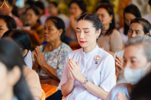 ภาพ No.166742:พิธีทอดกฐิน ณ วัดเขาดินมังกรทอง อ.บ่อทอง จ.ชลบุรี  ในโครงการกฐินสามัคคีทั่วไทย 30,000 วัด บูชาธรรม 80 ปี หลวงพ่อธัมมชโย โดยคณะศิษยานุศิษย์วัดพระธรรมกาย วันที่ 23 ตุลาคม พ.ศ. 2567