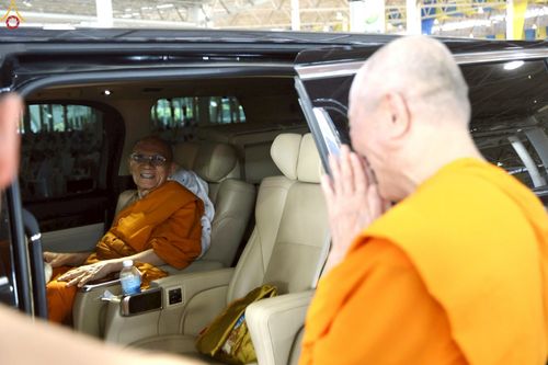 ภาพ No.235922:วันที่ 3 สิงหาคม พ.ศ. 2568 ภาพบรรยากาศ การต้อนรับปฎิสันถาร ของคณะสงฆ์ ในวันสมาธิโลก พิธีถวายมหาสังฆทาน 2,000 กว่าวัด ณ วัดพระธรรมกาย