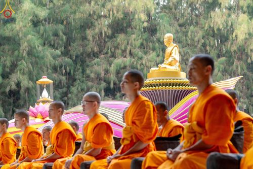 ภาพ No.189187:พระธรรมยาตราปฏิบัติธรรม และถ่ายภาพหมู่ประวัติศาสตร์ ในโครงการธรรมยาตรา กตัญญูบูชา มหาปูชนียาจารย์ พระมงคลเทพมุนี(สด จนฺทสโร) พระผู้ปราบมาร อนุสรณ์สถาน 7 แห่ง ปีที่ 13 วันที่ 4 มกราคม พ.ศ. 2568 ณ อนุสรณ์สถานมหาวิหารพระมงคลเทพมุนี (โลตัสแลนด์) อ.สองพี่น้อง