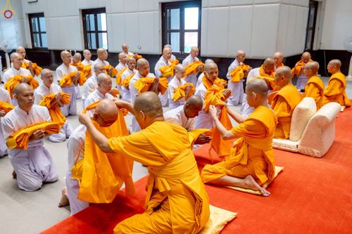 ภาพ No.229138:วันเสาร์ที่ 14 มิถุนายน พ.ศ. 2568 พิธีบรรพชา , พิธีถวายบาตร , พิธีอุปสมบท ในโครงการบรรพชาอุปสมบทหมู่ ผู้บริหารรุ่นที่ 15 และ อุดมศึกษา รุ่นที่ 52 ณ โบสถ์พระไตรปิฎก วัดพระธรรมกาย