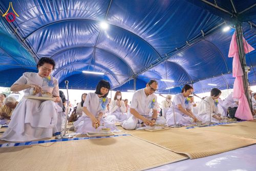 ภาพ No.192527:พิธีถวายภัตตาหารเป็นสังฆทาน แด่พระธรรมยาตรา ณ อนุสรณ์สถานคลองบางนางแท่น อ.สามพราน จ.นครปฐม ในโครงการธรรมยาตรา กตัญญูบูชา มหาปูชนียาจารย์ พระมงคลเทพมุนี(สด จนฺทสโร) พระผู้ปราบมาร อนุสรณ์สถาน 7 แห่ง ปีที่ 13 วันที่ 10 มกราคม พ.ศ. 2568