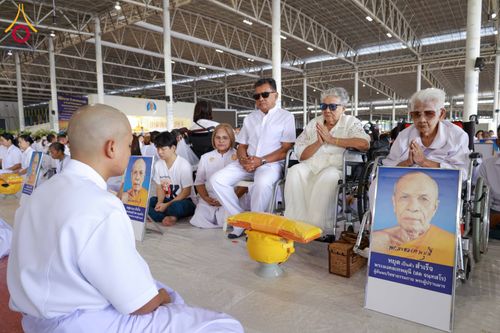 ภาพ No.321304:วันเสาร์ที่ 11 เมษายน พ.ศ.2569 พิธีขอขมาและมอบผ้าไตร โครงการอุปสมบทหมู่ บูชาธรรมหลวงพ่อธัมมชโย พ.ศ.2569 โครงการอุปสมบทหมู่ธรรมทายาท ระดับอุดมศึกษา รุ่น 53 (ภาคฤดูร้อน) ณ วัดพระธรรมกาย ปทุมธานี