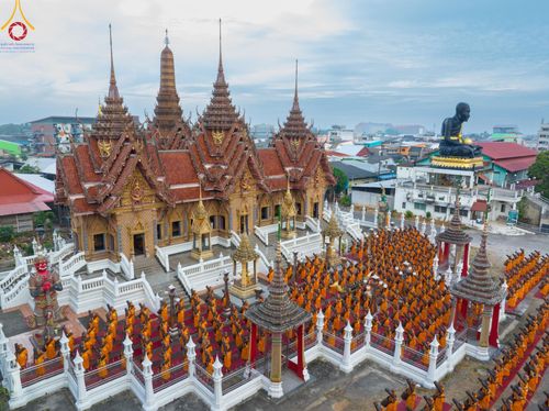 ภาพ No.127940:คณะพระธรรมยาตราฯ ปฎิบัติธรรมและถ่ายภาพหมู่ประวัติศาสตร์ ณ ลานหน้าพระปรางค์สามยอด วัดโคกสมานคุณ อ.หาดใหญ่ จ.สงขลา วันเสาร์ที่ 9 มีนาคม พ.ศ. 2567