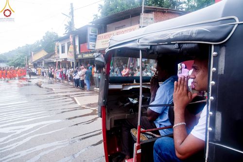 ภาพ No.140672:PhotoStory มหาศรัทธา ธรรมยาตราศรีลังกา EP.4 โครงการสยาม-ลังกา ธรรมยาตรา ฉลองเทศกาลวิสาขบูชาแห่งชาติ ศรีลังกา  บูชาธรรม 80 ปีหลวงพ่อธัมมชโย เส้นทางจาก เมืองดัมบูลลา ไปยัง เมืองมาตะเล  ตั้งแต่วันที่ 17-20 พฤษภาคม พ.ศ. 2567