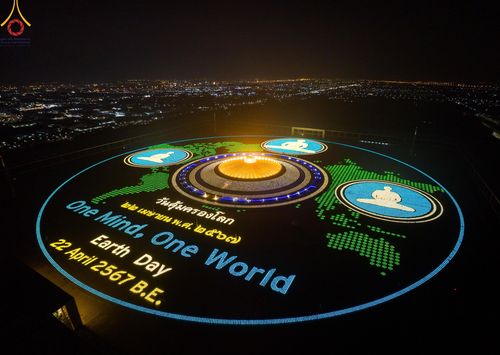 ภาพ No.59867:คณะสงฆ์และสาธุชนร่วมใจกัน สวดมนต์บทธัมมจักกัปปวัตนสูตร ครบ 6,315,808,080 จบ และจุดประทีปแปรอักษร ถวายเป็นพุทธบูชา เนื่องในวาระ "ฉลองอายุวัฒนมงคล 80 ปี หลวงพ่อธัมมชโย" ณ ลานธรรม มหารัตนวิหารคด วัดพระธรรมกาย