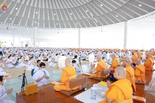 ภาพ No.91539:พิธีบุพเปตพลี ครั้งที่ 142 ร่วมอุทิศบุญแด่หมู่ญาติที่ล่วงลับไปแล้ว และสืบทอดอายุพระพุทธศาสนา วันอาทิตย์ที่ 29 ตุลาคม พ.ศ. 2566 (วันพระขึ้น 15 ค่ำ เดือน 11) ณ หอฉันคุณยายอาจารย์ฯ วัดพระธรรมกาย