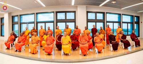 ภาพ No.222548:วันที่ 21 เมษายน พ.ศ. 2568 หลวงพ่อทัตตชีโวต้อนรับคณะสงฆ์ศรีลังกา ณ อาคาร 100 ปี คุณยายมหารัตนอุบาสิกาจันทร์ ขนนกยูง วัดพระธรรมกาย