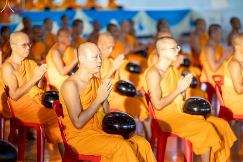 ภาพ No.221964:วันที่ 4 พฤษภาคม พ.ศ. 2568 พิธีตักบาตร เนื่องในวันอาทิตย์ต้นเดือน ณ บ้านแก้วเรือนทองคุณยายฯ วัดพระธรรมกาย