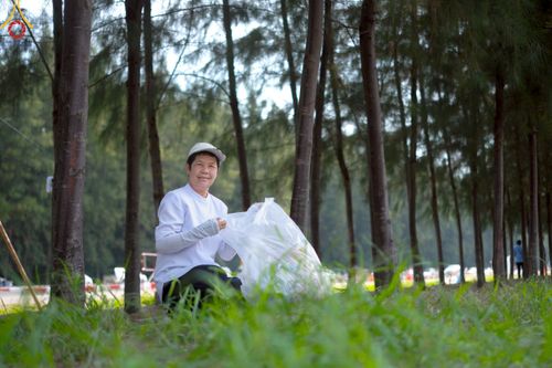 ภาพ No.220453:วันที่ 23-25 เมษายน พ.ศ. 2568 เจ้าหน้าที่และสาธุชนช่วยกัน รับบุญเก็บงานวันคุ้มครองโลก ณ วัดพระธรรมกาย