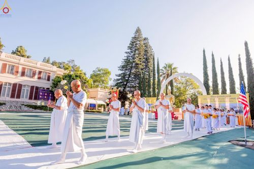 ภาพ No.252225:วันที่ 4-5 ตุลาคม พ.ศ. 2568  วัดพระธรรมกายแคลิฟอร์เนีย ประเทศสหรัฐอเมริกา ได้จัดพิธีตัดปอยผม โดยคณะสงฆ์ ญาติ ๆ และสาธุชน ให้กับนาคธรรมทายาท 8 ท่าน และได้จัดพิธีบรรพชา-อุปสมบท ฉลองพิธีทอดกฐินบรมจักรพรรดิ สร้างอุโบสถ 82 ปี บูชาธรรมหลวงพ่อธัมมชโย