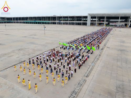 ภาพ No.143664:พิธีถวายผ้าไตร, สวดธรรมจักร, ปฏิบัติธรรม และฟังแสดงพระธรรมเทศนา ภาษาเมียนมา โดยมีสาธุชนชาวเมียนมากว่า 4,000 คน เข้าร่วมพิธี ณ มหารัตนวิหารคด วัดพระธรรมกาย วันอาทิตย์ที่ 7 กรกฎาคม พ.ศ. 2567