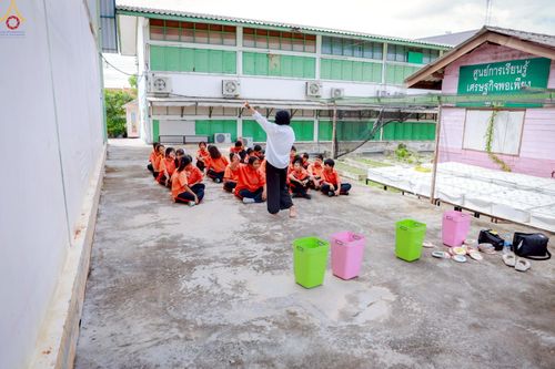 ภาพ No.246383:วันที่ 8-9 กันยายน พ.ศ. 2568 ศูนย์ปฏิบัติธรรมสมุทรปราการ นำทีมจัดอบรมโครงการอบรมคุณธรรม , จริยธรรม ในหัวข้อ การค้นพบศักยภาพในตนเอง เพื่อพัฒนานิสัย ผ่านนวัตกรรมความดีสากล ณ โรงเรียนวัดราษฎ์บูรณะ ต.บางปลา อ.บางพลี จ.สมุทรปราการ