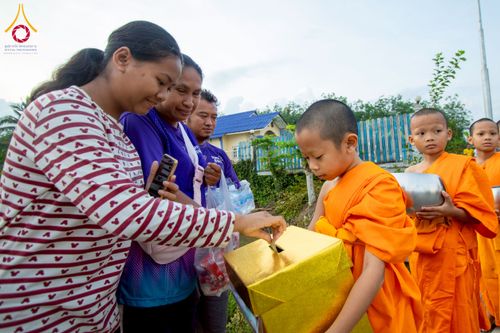 ภาพ No.217925:วันศุกร์ที่ 11 เมษายน พ.ศ. 2568 พระและสามเณร 99 รูป จากศูนย์ปฏิบัติธรรมระยอง(บ้านช่องลม) บิณฑบาต ณ ทุ่งปอเทือง ต.บางบุตร อ.บ้านค่าย จ.ระยอง เพื่อเป็นการฝึกสามเณรภาคฤดูร้อน ผ่านกิจวัตรบิณฑบาตในพื้นที่ชุมชน