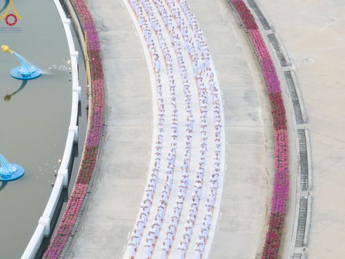 ภาพ No.214939:วันเสาร์ที่ 5 เมษายน พ.ศ. 2568 พิธีเวียนประทักษิณรอบพระมหาธรรมกายเจดีย์  พิธีวันทาเจดีย์ พิธีขอขมาและมอบผ้าไตร ในโครงการบรรพชาสามเณรฟื้นฟูพระพุทธศาสนาทั่วไทย , โครงการหน่อแก้วเปรียญธรรม รุ่นที่ 13 ,  โครงการสามเณรยุวธรรมทายาท รุ่นที่ 33 , โครงการสามเณรมั