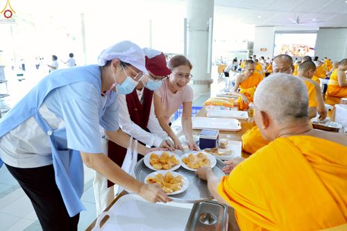 ภาพ No.229475:วันเสาร์ที่ 21 มิถุนายน พ.ศ. 2568 พิธีถวายภัตตาหารเมนูสวรรค์ เพื่อการบรรลุธรรม ณ หอฉันคุณยายอาจารย์ฯ วัดพระธรรมกาย