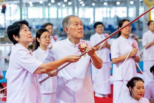 ภาพ No.233946:วันอาทิตย์ที่ 20 กรกฎาคม พ.ศ.2568 พิธีจุดเทียนใจ ไฟนิรันด์ อนันตชัย วัดพระธรรมกาย