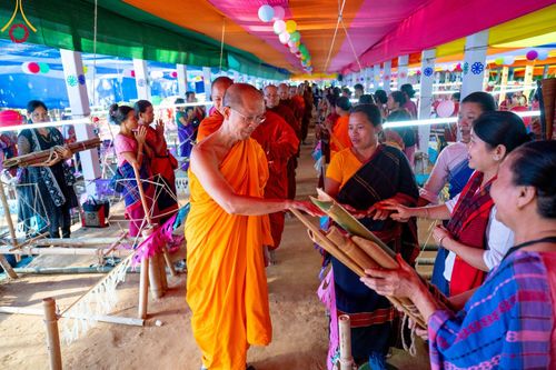 ภาพ No.98596:พิธีทอดกฐินสมทบวัดกัลยาณมิตรต่างประเทศ ณ วัดราชบัณนะวิหาร เมืองรังกามาติ ประเทศบังกลาเทศ วันศุกร์ที่ 24 พฤศจิกายน พ.ศ. 2566