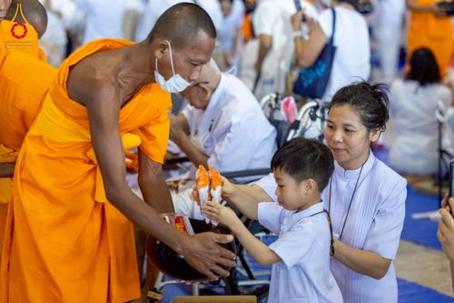 ภาพ No.232008:วันอาทิตย์ที่ 6 กรกฏาคม พ.ศ. 2568 พิธีตักบาตร ข้าวสารอาหารแห้ง  พิธีบูชาข้าวพระ สัมมนาพิเศษราชเหล็ก ณ สภาธรรมกายสากล วัดพระธรรมกาย