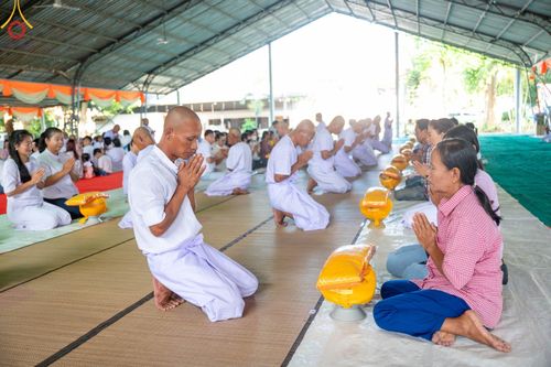 ภาพ No.101325:พิธีบรรพชาธรรมทายาท ในโครงการอุปสมบทบูชาธรรม มหาปูชนียาจารย์ พ.ศ. 2566 ณ วัดท่าสุวรรณ จ.ราชบุรี วันที่ 6 ธันวาคม พ.ศ. 2566