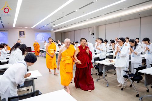 ภาพ No.222506:วันที่ 21 เมษายน พ.ศ. 2568 หลวงพ่อทัตตชีโวต้อนรับคณะสงฆ์จีน ณ อาคาร 100 ปี คุณยายมหารัตนอุบาสิกาจันทร์ ขนนกยูง วัดพระธรรมกาย