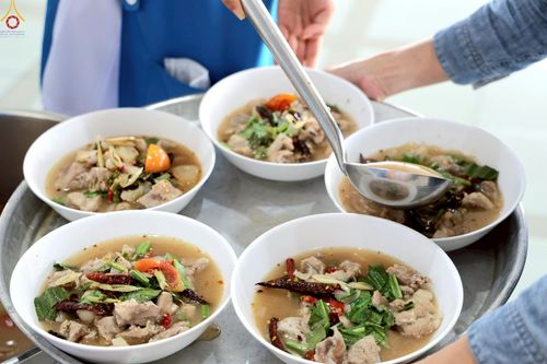 ภาพ No.226900:วันเสาร์ที่ 31 พฤษภาคม พ.ศ. 2568 พิธีถวายภัตตาหารเมนูสวรรค์ "เพื่อการบรรลุธรรม" ณ หอฉันคุณยายอาจารย์ วัดพระธรรมกาย