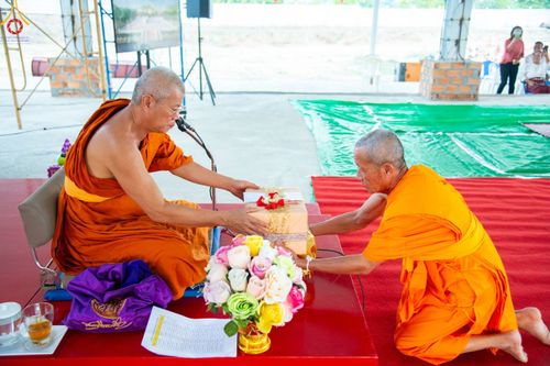 ภาพ No.101571:พิธีขอขมาและมอบผ้าไตร ในโครงการอุปสมบทบูชาธรรม มหาปูชนียาจารย์ พ.ศ. 2566 ณ ธุดงคสถานลำพูน ต.เหล่ายาว อ.บ้านโฮ่ง จ.ลำพูน  วันที่ 7 ธันวาคม พ.ศ. 2566