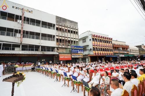 ภาพ No.146230:ตักบาตรพระ 1,384 รูป ทำบุญเมืองฝางครบรอบ 1,383 ปี ถวายเป็นพระราชกุศลแด่พระบาทสมเด็จพระเจ้าอยู่หัว เนื่องในโอกาสพระราชพิธีมหามงคล เฉลิมพระชนมพรรษา 6 รอบ 72 พรรษา วันเสาร์ที่ 27 กรกฎาคม พ.ศ.2567  ณ ถนนหน้าที่ว่าการอำเภอฝาง จ.เชียงใหม่