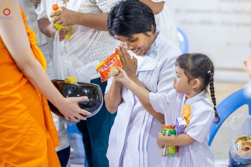 ภาพ No.88552:พิธีตักบาตรฉลองพระใหม่ โครงการอุปสมบทหมู่บูชาธรรมครบรอบ 106 ปี วันครูผู้ค้นพบวิชชาธรรมกาย ณ มหารัตนวิหารคด 11 วัดพระธรรมกาย ในวันอาทิตย์ ที่ 24 กันยายน พ.ศ. 2566
