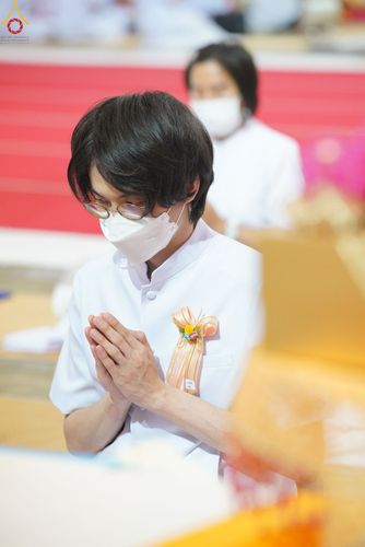 ภาพ No.85351:พิธีถวายมหาสังฆทานคณะสงฆ์ 2000 กว่าวัดทั่วประเทศปีที่ 23, พิธีถวายไทยธรรมคณะสงฆ์ 323 วัด 4 จังหวัดชายแดนภาคใต้, พิธีมอบปัจจัยช่วยเหลือครู 4 จังหวัดชายแดนภาคใต้ ณ สภาธรรมกายสากล วัดพระธรรมกาย ในวันสมาธิโลก อาทิตย์ที่ 6 สิงหาคม พ.ศ. 2566