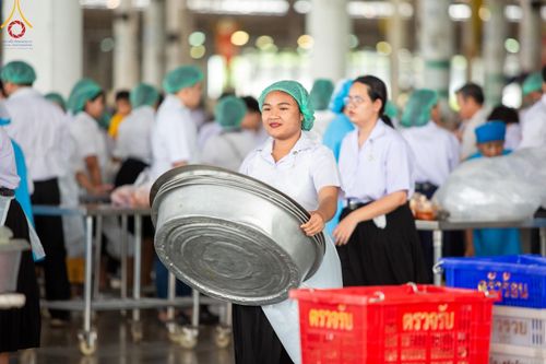 ภาพ No.58807:V.40 ภัตตาหารพระหมื่นวัด เราจัดให้ การปฏิบัติงานของเจ้าหน้าที่และอาสาสมัคร เพื่อรับบุญในการถวายภัตตาหาร แด่คณะสงฆ์ 10,000 กว่าวัดทั่วประเทศ ที่มาร่วมงานวันคุ้มครองโลก จันทร์ที่ 22 เมษายน พ.ศ. 2567 ณ วัดพระธรรมกาย