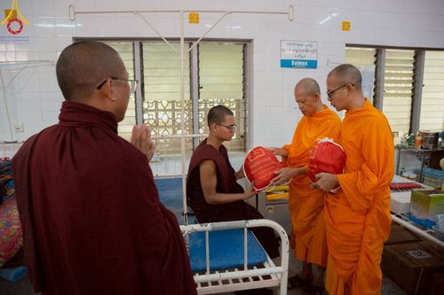 ภาพ No.220293:วันที่ 17 เมษายน พ.ศ. 2568 ผู้แทนวัดพระธรรมกาย ลงพื้นที่เยียวยา ซับน้ำตาเหยื่อแผ่นดินไหวมัณฑะเลย์