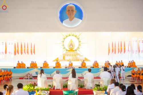 ภาพ No.158918:พิธีตักบาตร ในวันอาทิตย์ต้นเดือน วันที่ 6 ตุลาคม พ.ศ. 2567 ณ สภาธรรมกายสากล วัดพระธรรมกาย