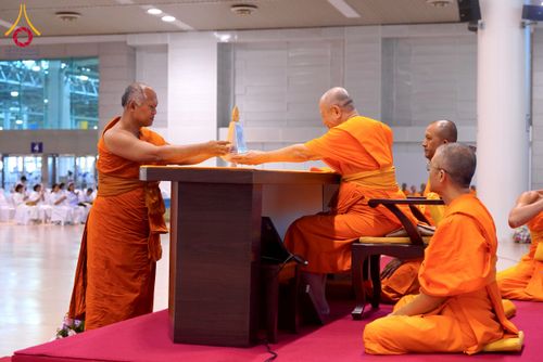 ภาพ No.232140:วันอาทิตย์ที่ 6 กรกฏาคม พ.ศ. 2568 พิธีมอบโล่เกียรติคุณ สวดธัมมจักกัปปวัตตนสูตร และรางวัลโครงการผู้นำแสงสว่างออนไลน์ ณ ห้องแก้วสารพัดนึก1 สภาธรรมกายสากล วัดพระธรรมกาย