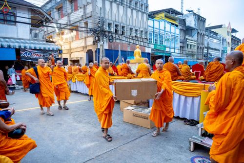 ภาพ No.245811:วันที่ 13-14 กันยายน พ.ศ. 2568 เจ้าหน้าที่ทุกสถานะ ทุกส่วนงาน ร่วมแรงร่วมใจ ปฏิบัติหน้าที่ เตรียมงาน เก็บงาน ตักบาตรพระ 555 รูป อ.เบตง จยะลา