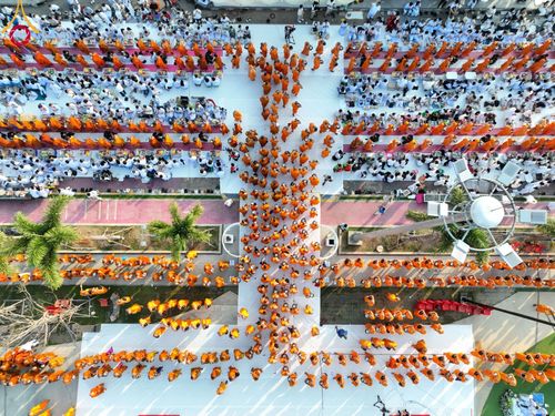 ภาพ No.101754:ตักบาตรพระ 10,000 รูป เติมบุญให้แผ่นดิน เนื่องในโอกาส 192 ปี จังหวัดกาญจนบุรี หนึ่งในโครงการตักบาตรพระ 2,000,000 รูป  77 จังหวัดทุกวัดทั่วไทย วันจันทร์ที่ 11 ธันวาคม พ.ศ. 2566 บริเวณถนนสองแคว (SKY WALK) เมืองกาญจนบุรี