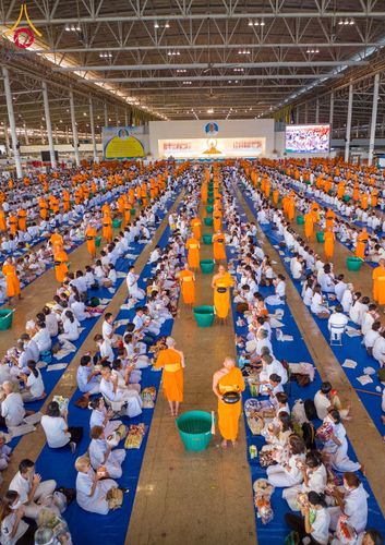 ภาพ No.133810:พิธีตักบาตร ข้าวสารอาหารแห้ง ณ บ้านแก้วเรือนทองคุณยายฯ สภาธรรมกายสากล วัดพระธรรมกาย วันอาทิตย์ต้นเดือนที่ 7 เมษายน พ.ศ. 2567