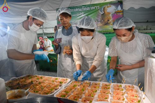 ภาพ No.108988:พิธีถวายภัตตาหารเป็นสังฆทาน แด่คณะพระธรรมยาตราฯ ในโครงการธรรมยาตรากตัญญูบูชา มหาปูชนียาจารย์ พระมงคลเทพมุนี(สด จนฺทสโร) พระผู้ปราบมาร อนุสรณ์สถาน 7 แห่ง ปีที่ 12 วันที่ 9 มกราคม พ.ศ. 2567 ณ อนุสรณ์สถานคลองบางนางแท่น  อ.สามพราน จ.นครปฐม