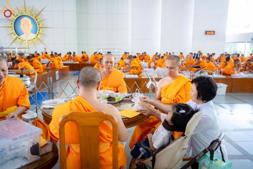 ภาพ No.168671:พิธีถวายภัตตาหารเมนูสวรรค์ ณ หอฉันคุณยายอาจารย์ วัดพระธรรมกาย ในวันเสาร์ที่ 9 พฤศจิกายน พ.ศ. 2567