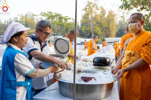 ภาพ No.108441:ถวายภัตตาหารเป็นสังฆทาน แด่คณะพระธรรมยาตราฯ ในโครงการธรรมยาตรากตัญญูบูชา มหาปูชนียาจารย์ พระมงคลเทพมุนี(สด จนฺทสโร) พระผู้ปราบมาร อนุสรณ์สถาน 7 แห่ง ปีที่ 12 วันที่ 7 มกราคม พ.ศ. 2567 ณ อนุสรณ์สถานโลตัสแลนด์ จ.สุพรรณบุรี