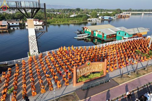 ภาพ No.184709:พิธีตักบาตรพระ 10,000 รูป ครั้งที่ 3 เนื่องในโอกาส 193 ปี จังหวัดกาญจนบุรี อุทิศส่วนกุศลให้แด่บรรพชน และเพื่อช่วยเหลือผู้ประสบภัยพิบัติต่างๆ วันเสาร์ที่ 21 ธันวาคม พ.ศ. 2567