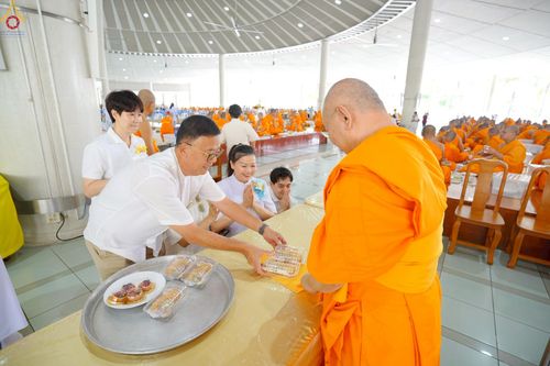 ภาพ No.248512:วันที่ 27 กันยายน พ.ศ. 2568 พิธีถวายเมนูสวรรค์เพื่อการบรรลุธรรม ณ หอฉันคุณยายอาจารย์ฯ วัดพระธรรมกาย
