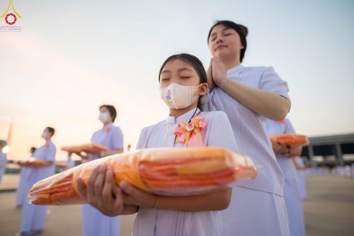 ภาพ No.101411:พิธีเวียนประทักษิณ, พิธีวันทาเจดีย์, พิธีขอขมาและมอบผ้าไตร ในโครงการอุปสมบทหมู่ รุ่นบูชาธรรมมหาปูชนียาจารย์ ณ วัดพระธรรมกาย ในวันที่ 9 ธันวาคม พ.ศ. 2566